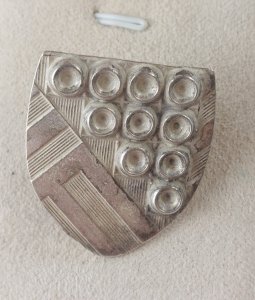 Ancien pins / pin's, en métal argenté, à identifier