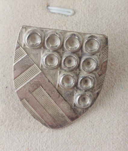 Ancien pins / pin's, en métal argenté, à identifier