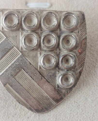 Ancien pins / pin's, en métal argenté, à identifier