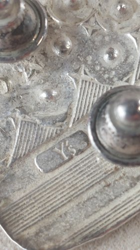 Ancien pins / pin's, en métal argenté, à identifier