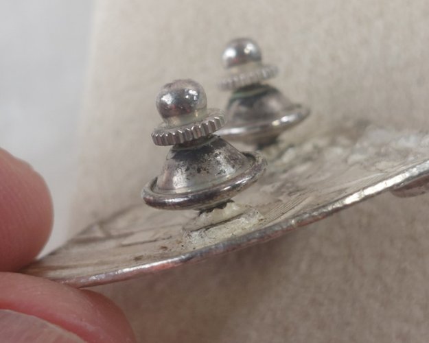 Ancien pins / pin's, en métal argenté, à identifier