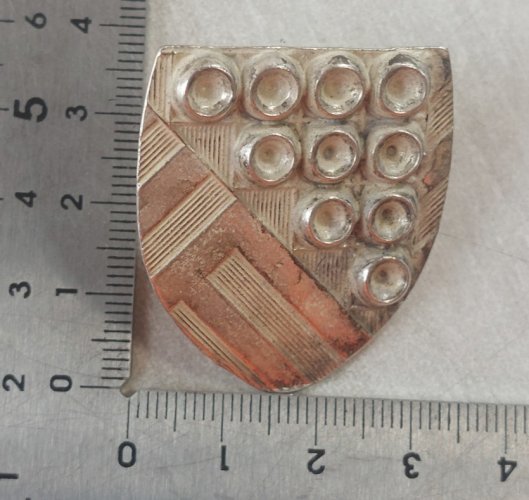 Ancien pins / pin's, en métal argenté, à identifier