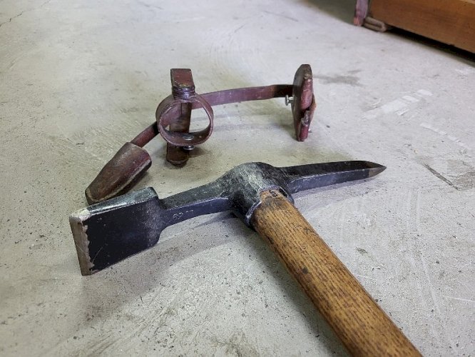 ANCIEN PIOLET DE PIONNIER SUISSE