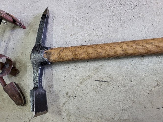 ANCIEN PIOLET DE PIONNIER SUISSE