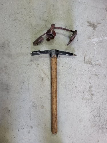 ANCIEN PIOLET DE PIONNIER SUISSE