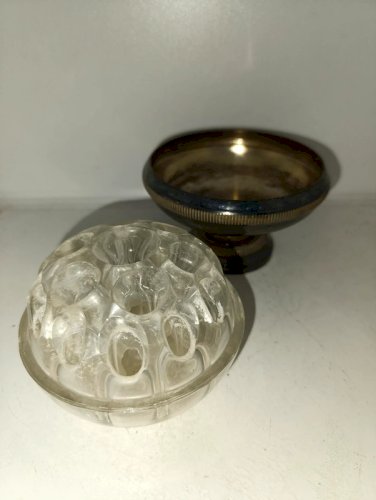 ancien pique fleur en verre avec coupe en metal argente en bon etat