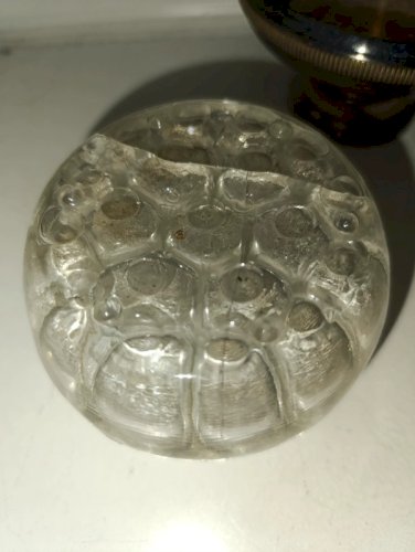 ancien pique fleur en verre avec coupe en metal argente en bon etat