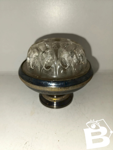 ancien pique fleur en verre avec coupe en metal argente en bon etat