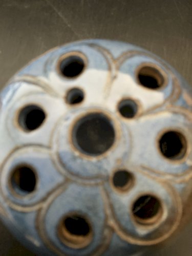 ancien pique fleurs en grès bleuté design vintage vase boule signé GRIM ?