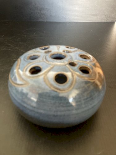 ancien pique fleurs en grès bleuté design vintage vase boule signé GRIM ?