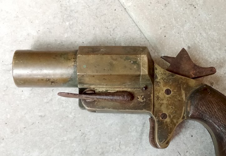 Ancien Pistolet Alarme Lance Fusée Chobert Paris Arme Canon et carcasse bronze
