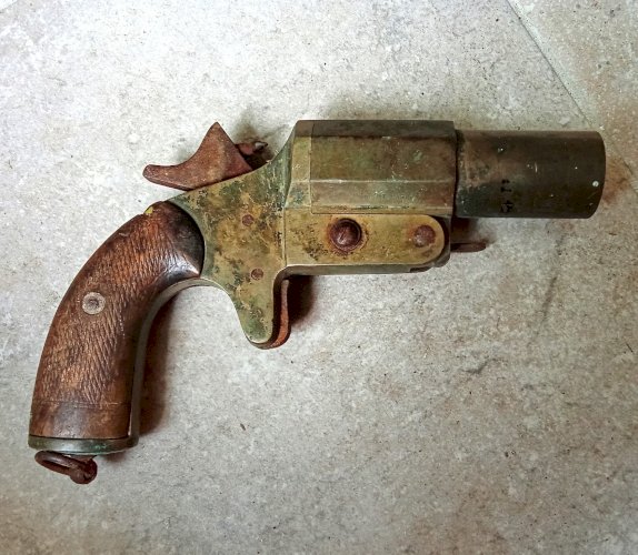 Ancien Pistolet Alarme Lance Fusée Chobert Paris Arme Canon et carcasse bronze