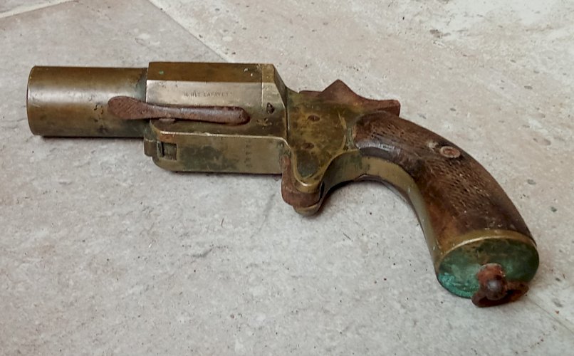 Ancien Pistolet Alarme Lance Fusée Chobert Paris Arme Canon et carcasse bronze