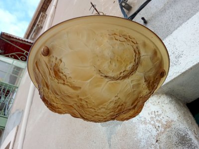 Ancien plafonnier art déco de couleur ambre, modèle aux hortensias