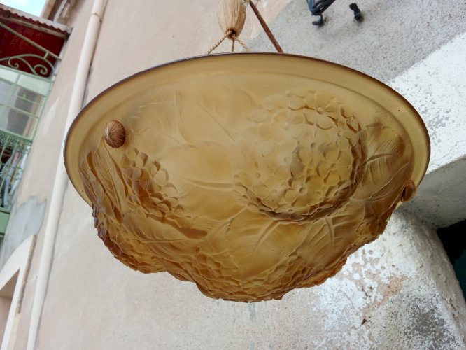 Ancien plafonnier art déco de couleur ambre, modèle aux hortensias