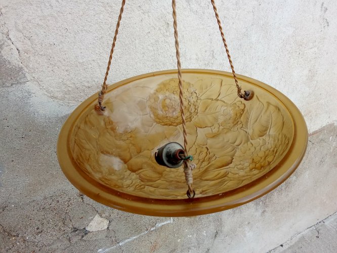 Ancien plafonnier art déco de couleur ambre, modèle aux hortensias