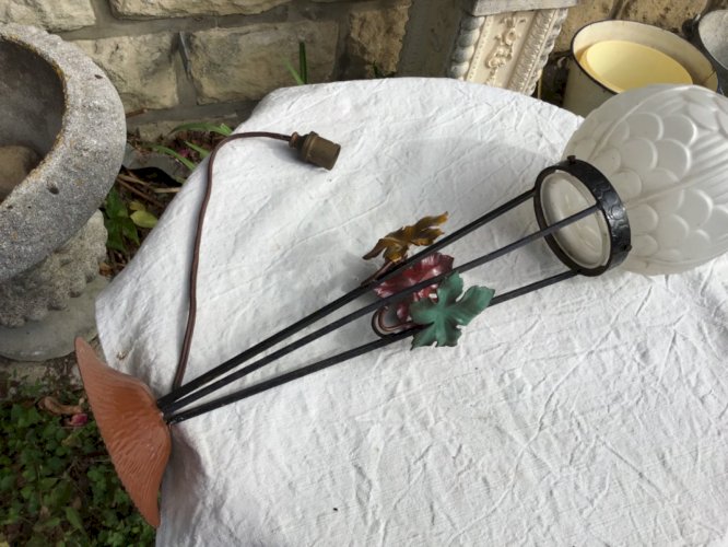 Ancien plafonnier boule globe monture Art Déco fer décor feuille vigne vers 1930