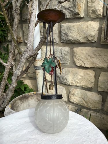 Ancien plafonnier boule globe monture Art Déco fer décor feuille vigne vers 1930