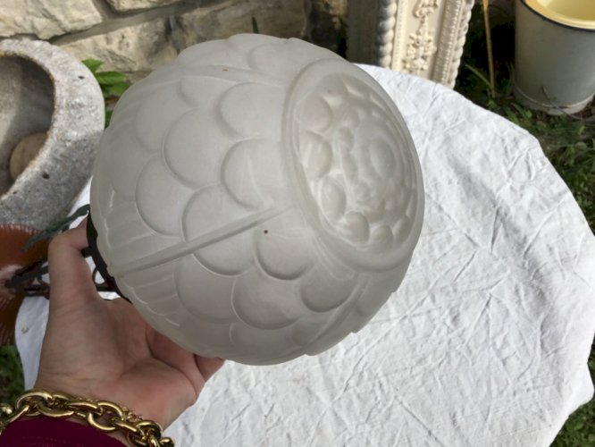 Ancien plafonnier boule globe monture Art Déco fer décor feuille vigne vers 1930