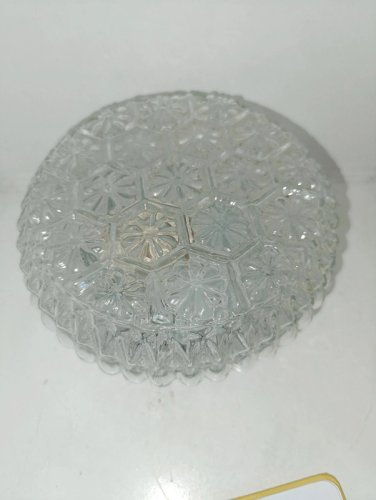 ancien plafonnier en verre moule decor floral en bon etat