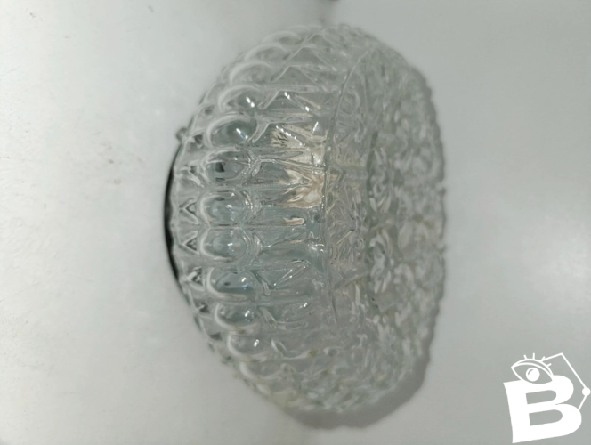 ancien plafonnier en verre moule decor floral en bon etat