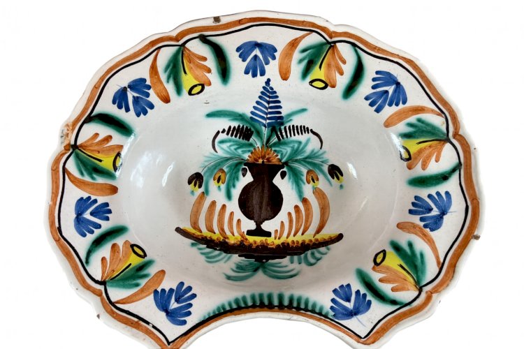 Ancien Plat à Barbe en Faïence de Nevers – XIXe Siècle – Décor de Vase Fleuri