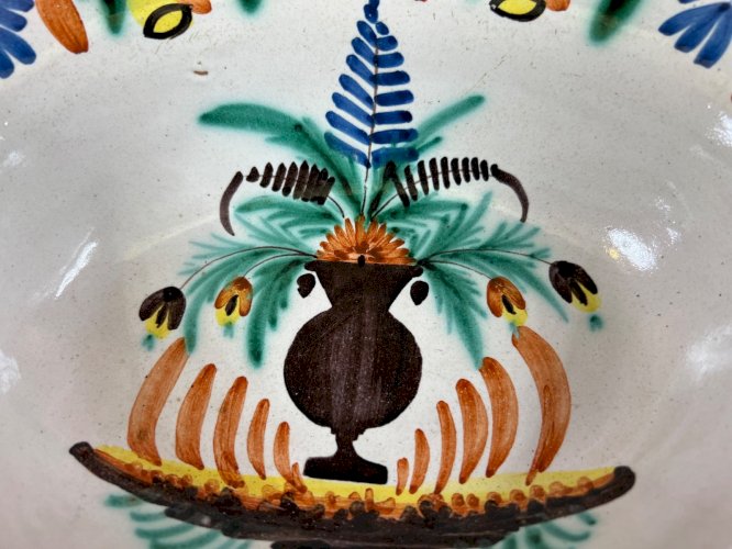 Ancien Plat à Barbe en Faïence de Nevers – XIXe Siècle – Décor de Vase Fleuri