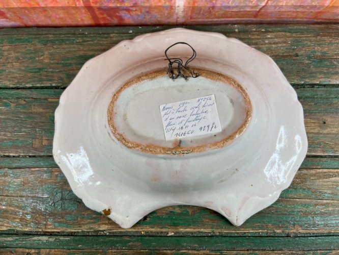 Ancien Plat à Barbe en Faïence de Nevers – XIXe Siècle – Décor de Vase Fleuri