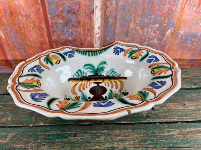 Ancien Plat à Barbe en Faïence de Nevers – XIXe Siècle – Décor de Vase Fleuri