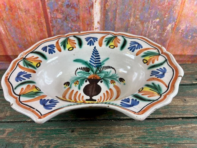 Ancien Plat à Barbe en Faïence de Nevers – XIXe Siècle – Décor de Vase Fleuri
