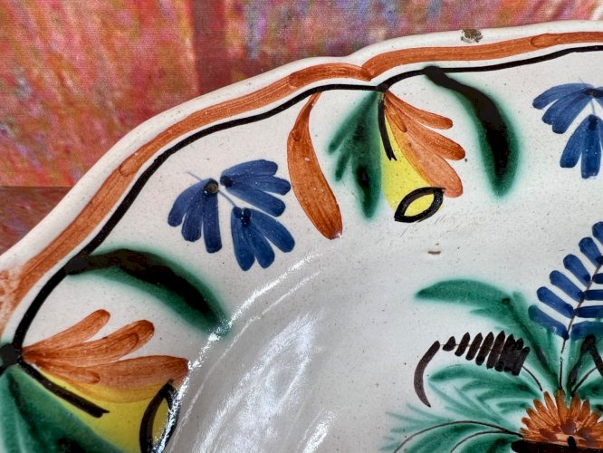 Ancien Plat à Barbe en Faïence de Nevers – XIXe Siècle – Décor de Vase Fleuri