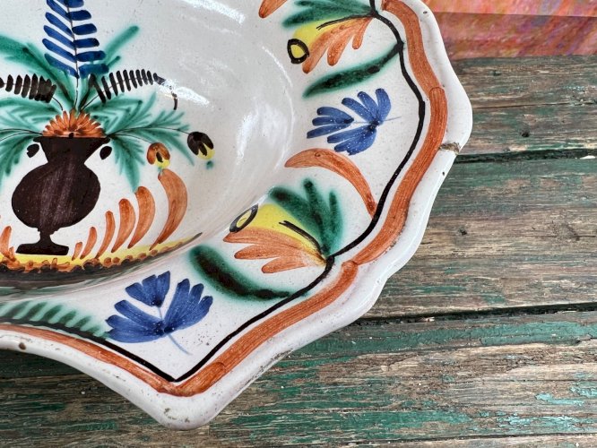 Ancien Plat à Barbe en Faïence de Nevers – XIXe Siècle – Décor de Vase Fleuri