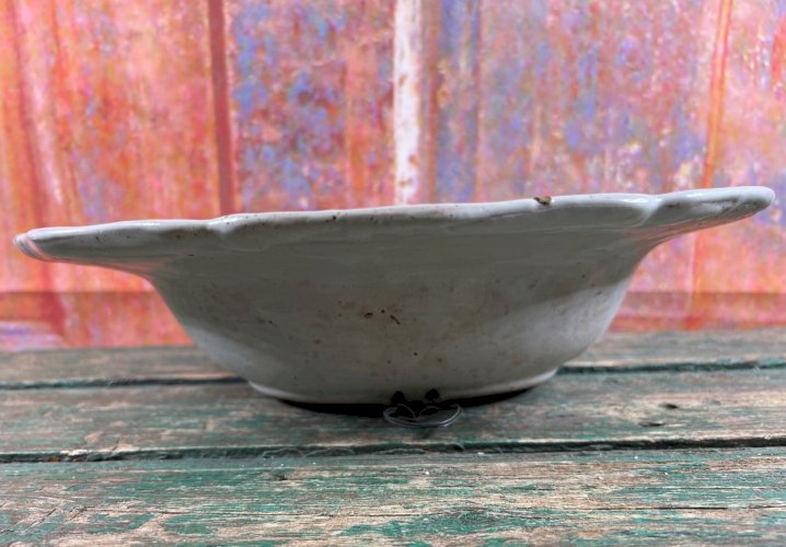 Ancien Plat à Barbe en Faïence de Nevers – XIXe Siècle – Décor de Vase Fleuri