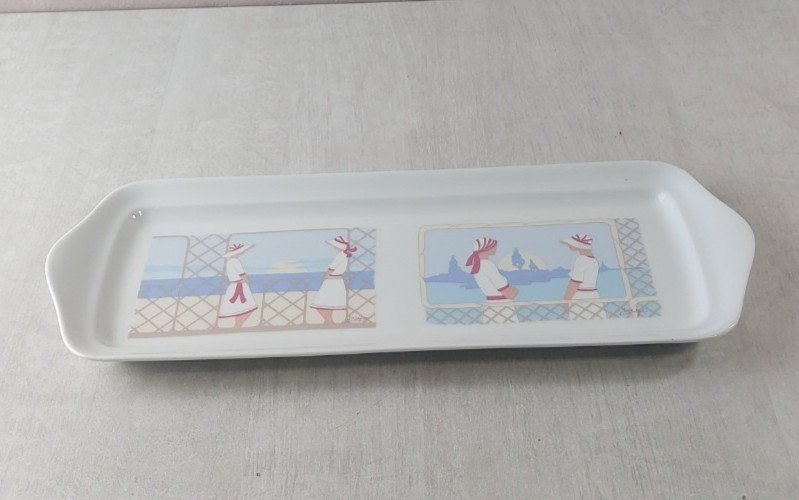 Ancien plat à cake, décor femme, Dago, en céramique de Pillivuyt