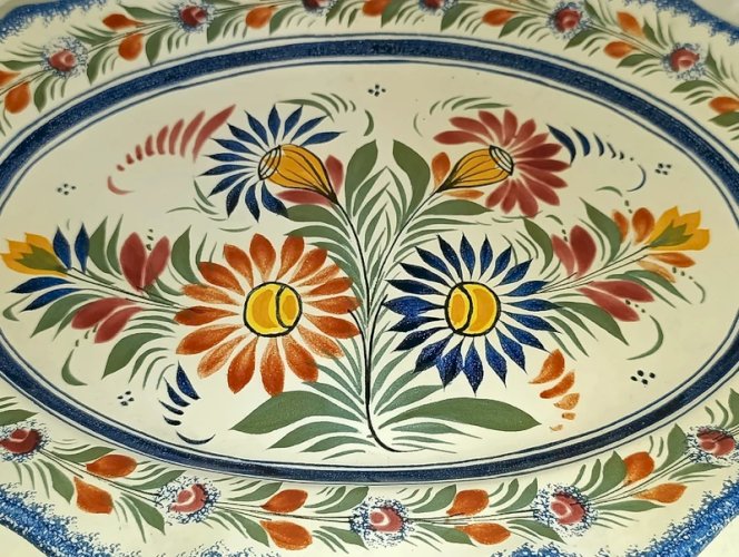 ancien plat à decor floral signé henriot quimper en bon etat