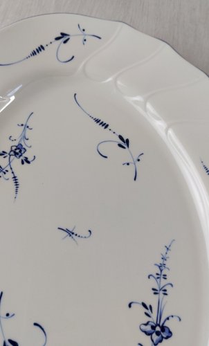 Ancien plat de service, Vieux Luxembourg, en céramique de Villeroy & Boch ^