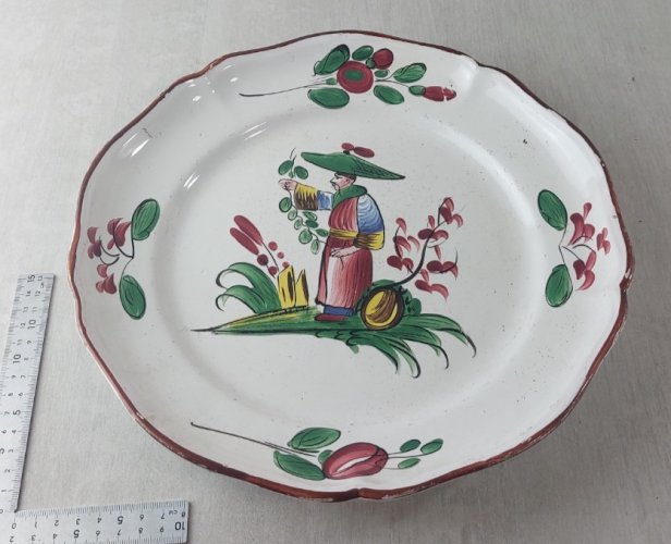 Ancien plat, décor chinois, faïence de l'Est / Les Islettes