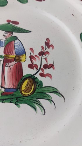 Ancien plat, décor chinois, faïence de l'Est / Les Islettes