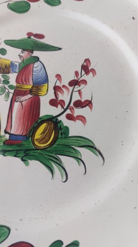 Ancien plat, décor chinois, faïence de l'Est / Les Islettes