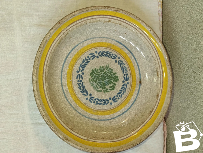 ancien plat decor floral a cul marron en etat correct