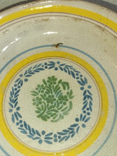 ancien plat decor floral a cul marron en etat correct
