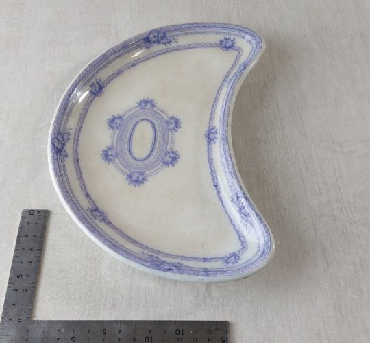 Ancien plat forme lune, en céramique, décor cable, Pinder Bourne & Co ^