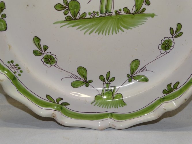 -ANCIEN PLAT POLYLOBE CAMAÏEU VERT GRAND FEU XVIIIe MOUSTIERS MOTIF au CHINOIS D