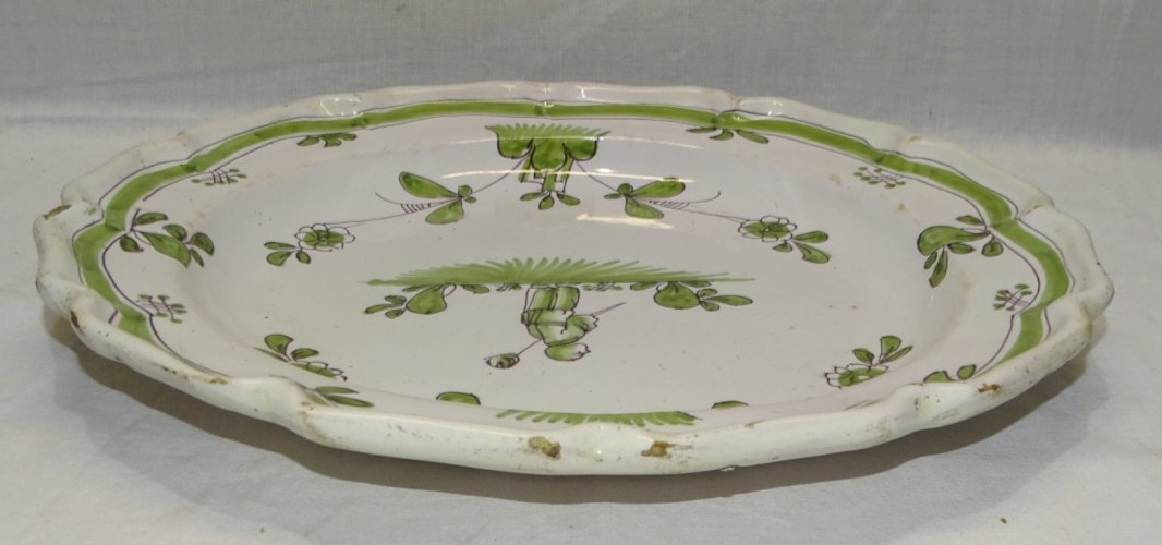 -ANCIEN PLAT POLYLOBE CAMAÏEU VERT GRAND FEU XVIIIe MOUSTIERS MOTIF au CHINOIS D