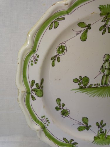 -ANCIEN PLAT POLYLOBE CAMAÏEU VERT GRAND FEU XVIIIe MOUSTIERS MOTIF au CHINOIS D