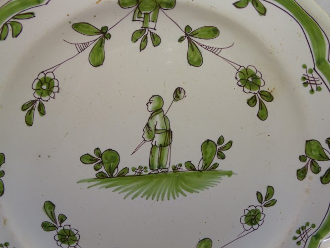 -ANCIEN PLAT POLYLOBE CAMAÏEU VERT GRAND FEU XVIIIe MOUSTIERS MOTIF au CHINOIS D