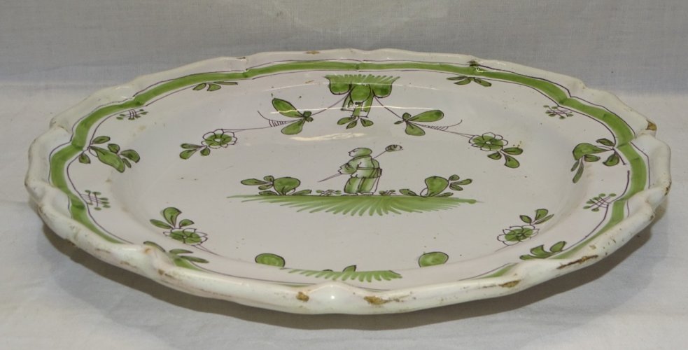-ANCIEN PLAT POLYLOBE CAMAÏEU VERT GRAND FEU XVIIIe MOUSTIERS MOTIF au CHINOIS D