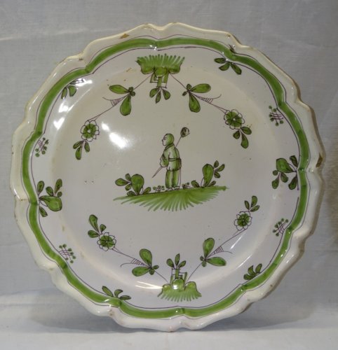 -ANCIEN PLAT POLYLOBE CAMAÏEU VERT GRAND FEU XVIIIe MOUSTIERS MOTIF au CHINOIS D