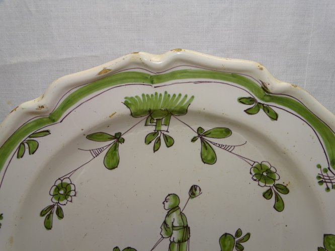 -ANCIEN PLAT POLYLOBE CAMAÏEU VERT GRAND FEU XVIIIe MOUSTIERS MOTIF au CHINOIS D