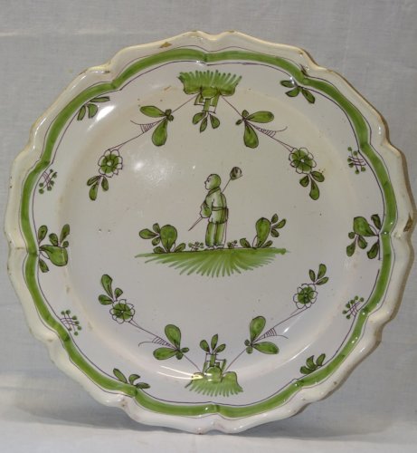-ANCIEN PLAT POLYLOBE CAMAÏEU VERT GRAND FEU XVIIIe MOUSTIERS MOTIF au CHINOIS D